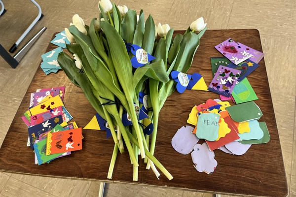 Die Klasse BFPF 21 hat Blumen mit Friedensgrüßen verteilt