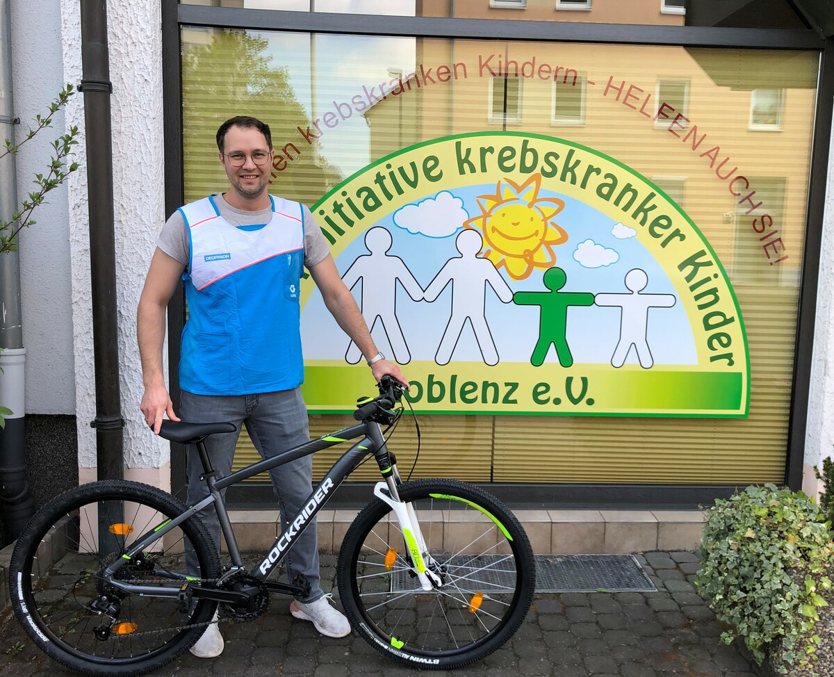 Poster Bild der Spende Decathlon und Herr Glaubez spenden Fahrrad